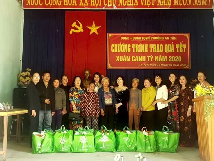 Hội LHPN thị xã tổ chức Chương trình tặng quà cho phụ nữ nghèo nhân dịp xuân Canh Tý năm 2020