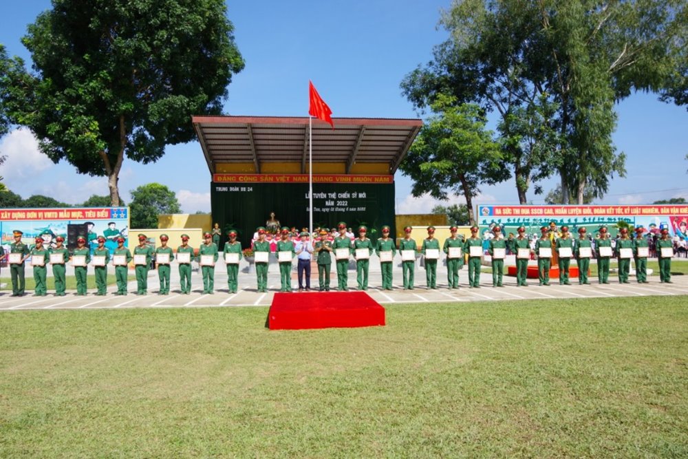 Đoàn đại biểu thị xã An Khê dự lễ Tuyên thệ chiến sĩ mới năm 2022