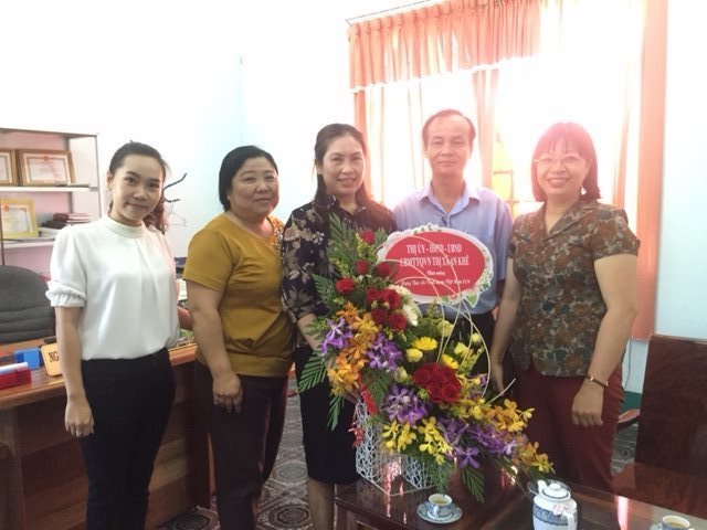 Lãnh đạo thị xã thăm chúc mừng Đài TT - TH thị xã nhân Ngày Báo chí cách mạng Việt Nam