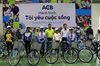 Ngân hàng ACB tặng xe đạp, quà cho người nghèo và học sinh