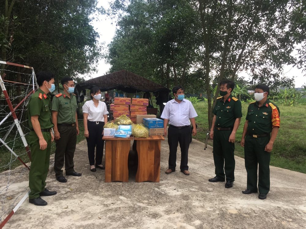 Ban Thường trực Ủy ban MTTQ Việt Nam thị xã thăm, tặng quà các lực lượng tham gia phòng, chống dịch Covid-19