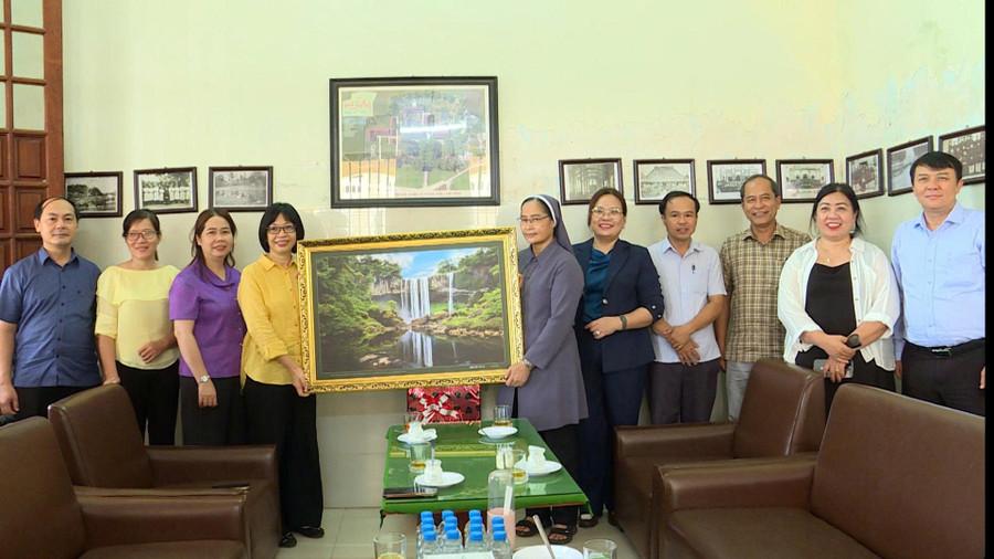pho-chu-tich-ubnd-tinh-nguyen-thi-thanh-lich-thu-4-tu-trai-sang-tang-qua-cho-chung-vien-lang-song-anh-phi-long.jpg