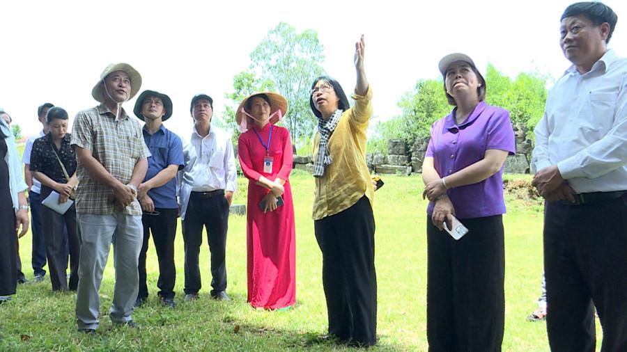 pho-chu-tich-ubnd-tinh-nguyen-thi-thanh-lich-thu-3-tu-phai-sang-khao-sat-diem-du-lich-thap-duong-long-anh-phi-long.jpg